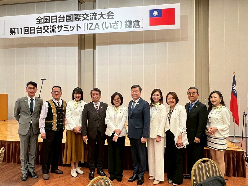 康裕成(左五)率高市議會代表團與全國日台友好議員協議會會長藤田和秀(左四)、駐日代表李逸洋(右五)、日台友好和歌山市議會議員連盟會長遠藤富士雄(右二)於會場合影。   圖：高雄市議會/提供