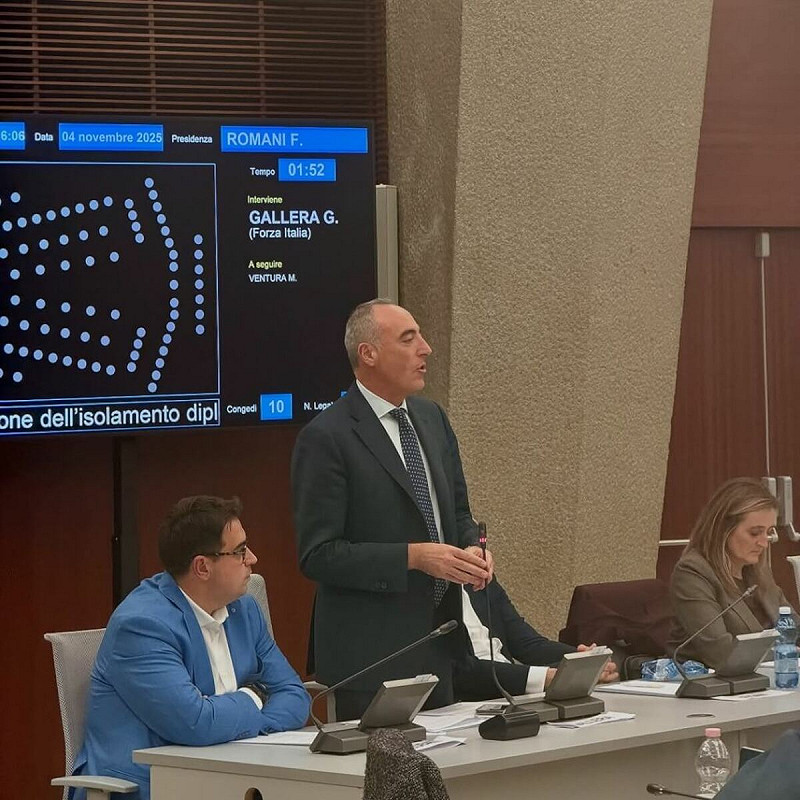 北義倫巴底大區議會4日通過支持台灣國際參與動議案。圖為提案議員蓋列拉（中）發表談話。   圖：取自instagram.com/giuliogallera