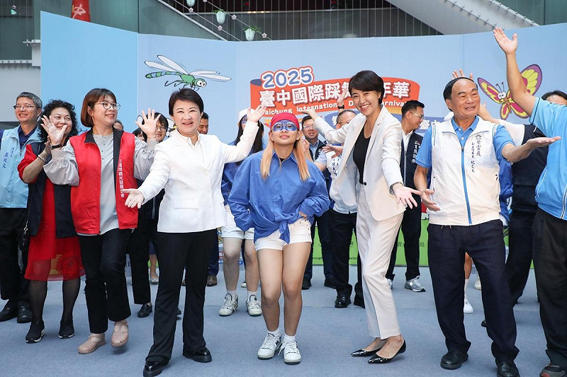 踩舞嘉年華記者會，多位非關業務的一級主管也上台跳舞。圖：台中市政府/提供