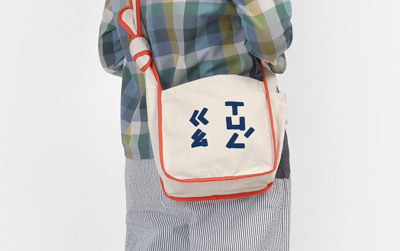 印花綁帶側背包充滿創意設計，風格十分吸睛。   圖：高雄市青年局/提供