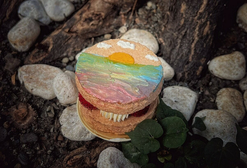 以西子灣落日色彩為靈感做出的〈落日晚霞達克瓦茲〉法式甜點。   圖：高雄市青年局/提供