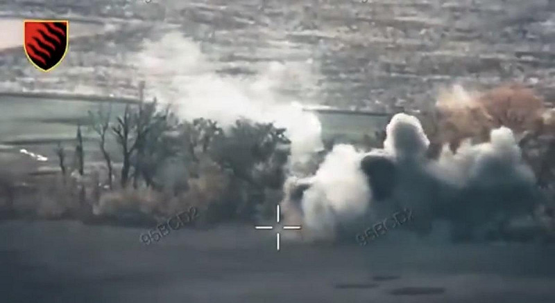 烏克蘭第55獨立砲兵旅使用法製「凱薩」(CAESAR)自走榴彈砲,摧毀了一門俄軍 2A36「繳辛特-B」牽引式榴彈砲。 圖:翻攝自 X 烏克蘭第55獨立砲兵旅使用法製「凱薩」(CAESAR)自走榴彈砲,摧毀了一門俄軍 2A36「繳辛特-B」牽引式榴彈砲。 圖:翻攝自 X