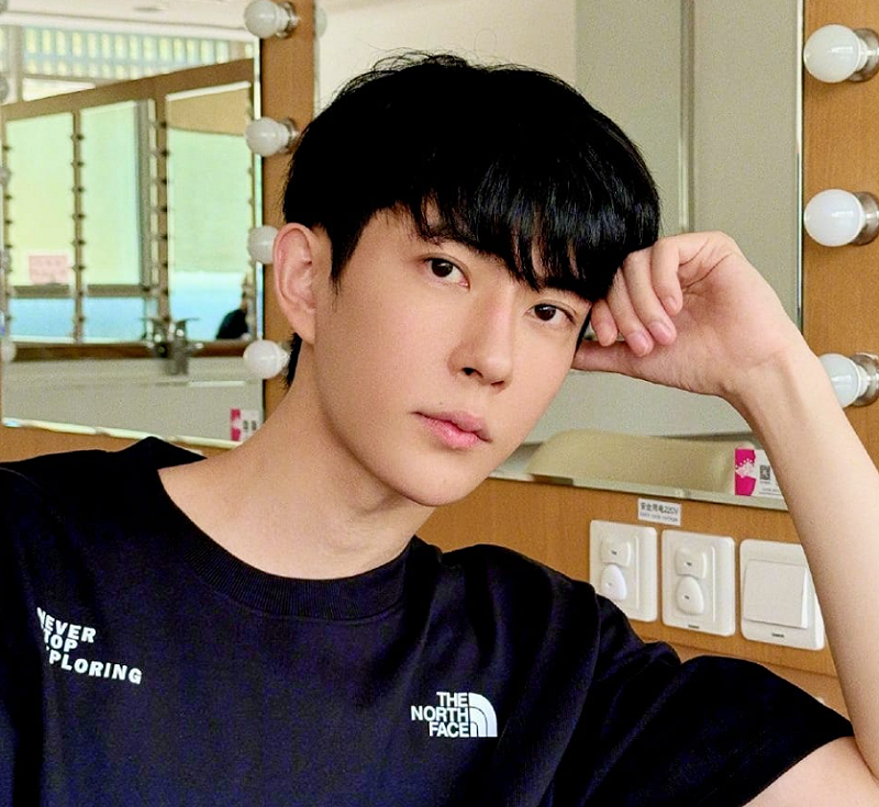 于朦朧今年9月驚傳墜樓身亡，如今事件已延燒近2個月，由於真相未明，至今仍不斷有新料爆出。   圖：翻攝自于朦朧微博