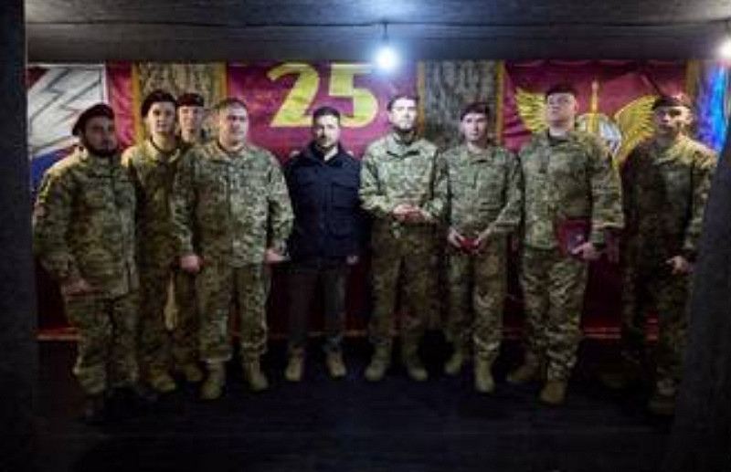 烏克蘭總統澤連斯基親上火線 與紅軍成亞速營戰士合影。   圖 : 翻攝自 X / NoelReports