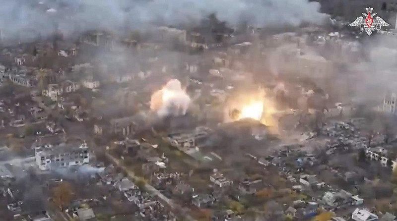 俄軍則以慣用手段報復,用溫壓彈轟炸羅丁斯克鎮的民宅區。 圖:翻攝自 X 俄軍則以慣用手段報復,用溫壓彈轟炸羅丁斯克鎮的民宅區。 圖:翻攝自 X