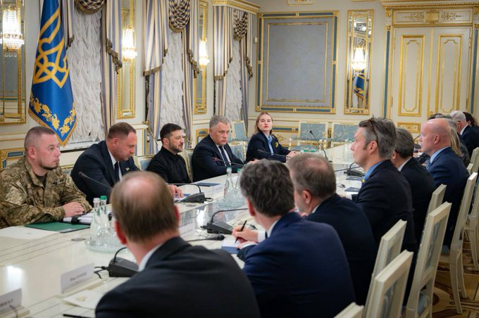 澤連斯基在基輔,與多個北約成員國代表進行會晤,討論提升烏克蘭國防能力的話題。 圖:翻攝自 @nexta_tv X 帳號 澤連斯基在基輔,與多個北約成員國代表進行會晤,討論提升烏克蘭國防能力的話題。 圖:翻攝自 @nexta_tv X 帳號