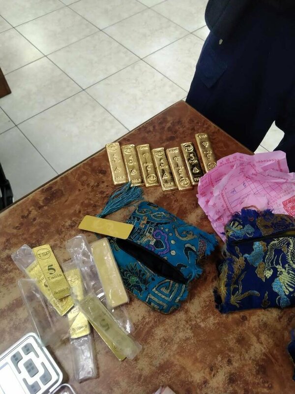 有民眾5日在苗栗市貓裏山公園發現7條黃金及大批現金紙鈔，初估價值高達新台幣數百萬元，因價值高昂沒人敢撿，經市公所通報警方找尋失主。（民眾提供）中央社記者管瑞平傳真 114年11月5日   