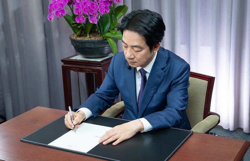 賴清德親自手寫卡片感謝國軍。   圖：總統府提供