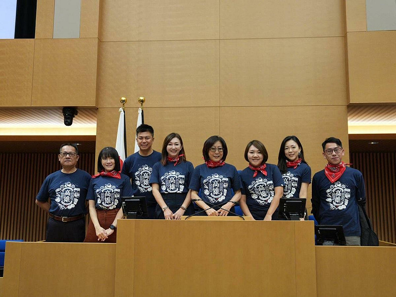 高雄市議會訪團身穿「高雄T恤」，配戴具有橫濱意象的紅色絲巾，象徵高雄與橫濱的姊妹城市情誼深厚。   圖：高雄市議會/提供