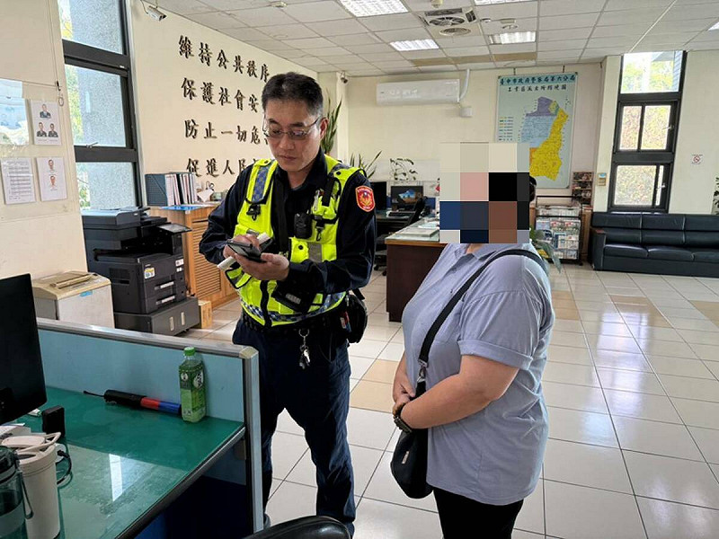 趙女闖紅燈遭攔查，意外阻止一場詐騙案，頻頻感謝員警。   圖：翻攝畫面