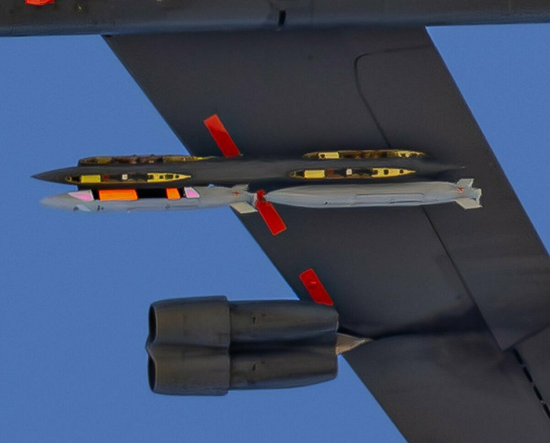 被拍攝到裝載於 B-52H 上的不明武器。圖:翻攝自 X《极光》 被拍攝到裝載於 B-52H 上的不明武器。圖:翻攝自 X《极光》