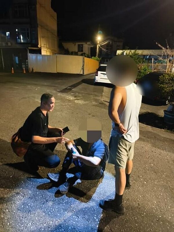 許姓女子誤信假投資詐騙，分2次交出逾新台幣200萬元，後來許女發現是詐騙，配合南投縣警察局集集分局再與詐團車手面交65萬元，員警當場逮捕李姓、馬來西亞籍顏姓男子。（民眾提供）中央社記者蕭博陽南投縣傳真　114年11月5日   