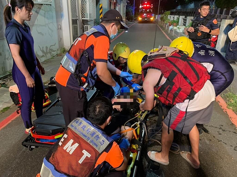 台南市陳姓女子日前跌進北區大排水溝後遭通報救起送醫，卻傳出陳女當天夜會1名消防隊員時才出事，消防局已展開調查。（台南市消防局提供）中央社記者張榮祥台南傳真　114年11月5日   