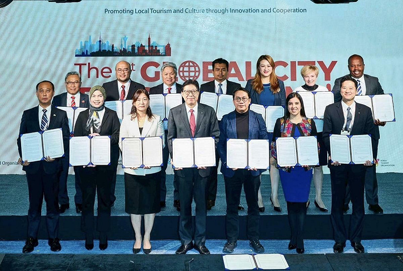 高閔琳(後排右三)與各國城市代表共同簽署《全球城市觀光聯合宣言》。   圖：高雄市觀光局/提供