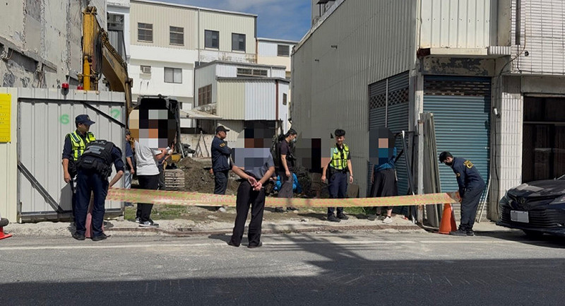 花蓮縣吉安鄉仁里五街一處住宅改建施工，5日挖地基時挖到疑似人骨，地主立刻報警，警方於現場拉起封鎖線，依無主屍骨案報請檢察官相驗。（花蓮縣警察局提供）中央社記者李先鳳傳真　114年11月5日   