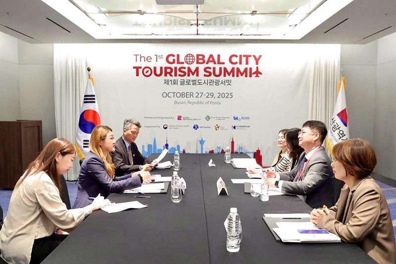 高閔琳(左二)出席TPO第一屆「市長圓桌會議」。   圖：高雄市觀光局/提供