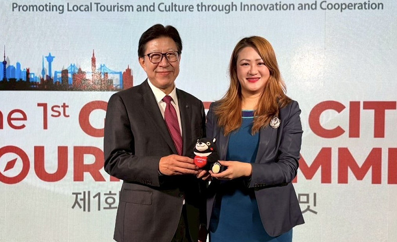 高閔琳(右)致贈高雄熊玩偶給朴亨埈(左)。   圖：高雄市觀光局/提供