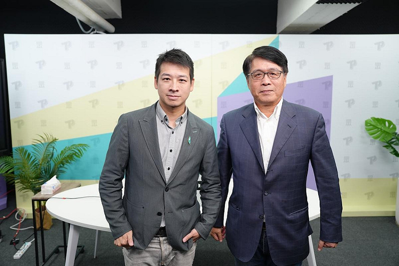 台灣民意基金會董事長游盈隆（右）昨接受民眾黨YouTube頻道「民眾之聲」節目《言之有午》主持人許甫（左）專訪。   圖：周煊惠 / 攝