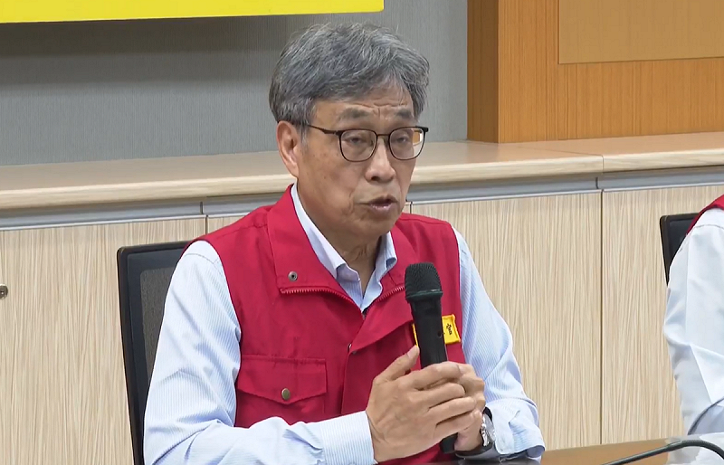 非洲豬瘟應變中心宣布，6日中午恢復活豬運載，7日零時起重啟拍賣與屠宰，全國同步清消，廚餘養豬仍禁用，並開放產業補助申請。   圖：翻攝自直播畫面