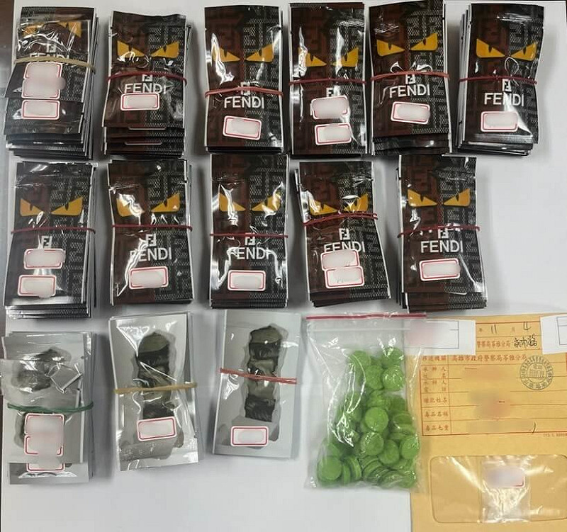 高雄曹姓男子駕車時因車牌燈未亮，遭巡邏員警盤查，但曹男拒檢還加速逃逸，警方攔查在車上查扣毒咖啡包、哈密瓜錠、愷他命等，依妨害公務、公共危險、毒品等罪移送高雄地方檢察署偵辦。（高市苓雅警分局提供）中央社記者洪學廣傳真　114年11月5日   