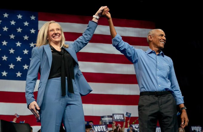 美國多個地區的地方選舉結果於 4 日出爐，民主黨候選人在多個重要選區成功實現翻盤，外界認為民主黨可能在 2026 的中期選舉中，成功奪回國會多數黨的地位。圖為勝選維吉尼亞州州長的民主黨眾議員斯潘柏格。   圖：翻攝自 @lazydjay X 帳號