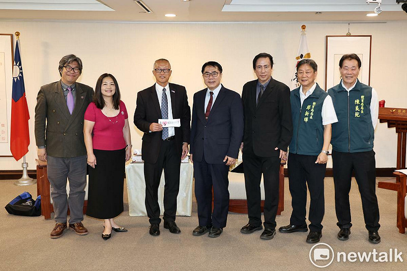 美國加州托倫斯市陳光豪市長由僑務顧問葉敏芬女士、清華大學邱富源副教授陪同到訪，市府由黃偉哲市長、新聞及國際關係處蘇恩恩處長、教育局鄭新輝局長、體育局陳良乾局長共同迎接，陳市長希望邀請台南市組隊前往托倫斯市參加國際少棒友誼賽，也針對城市治理經驗進行分享與交流。   圖：台南市政府提供