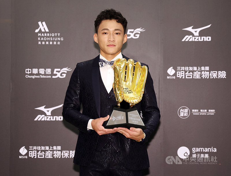 中華職棒味全龍隊郭天信（圖）5日在高雄出席頒獎典禮，他憑藉優異守備範圍與多次美技演出，本季346次守備機會，完成333次刺殺、11次助殺，守備率9成94，奪生涯第4座外野手金手套。中央社記者張新偉攝　114年11月5日   