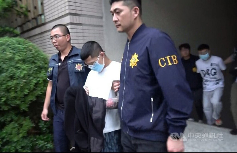 黑幫成員勾結逃逸移工走私大麻，並藏毒於新北市1處公墓草堆內，刑事局循線5日逮蘇男（左2）等3嫌送辦。（翻攝照片）中央社記者黃麗芸傳真　114年11月5日   