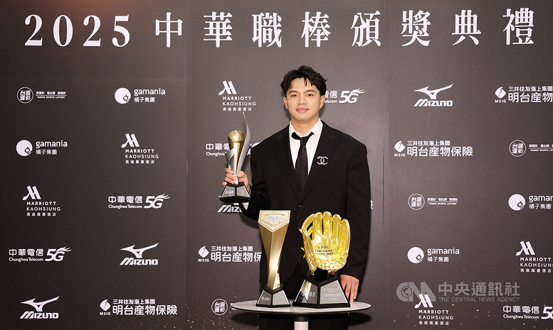中華職棒台鋼雄鷹隊吳念庭（圖）5日出席頒獎典禮，今年球季拿下打擊王、最佳9人三壘手獎、與金手套三壘手獎。中央社記者張新偉攝　114年11月5日   