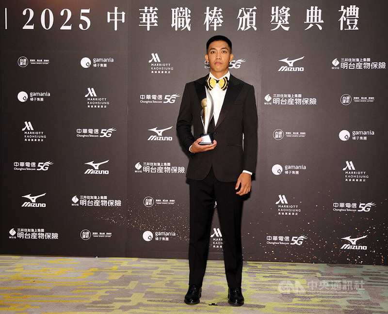 中華職棒頒獎典禮5日晚間在高雄萬豪酒店舉行，台鋼雄鷹隊投手林詩翔（圖）以30次救援成功拿下救援王，也為可能上台的新人王獎項準備好感言，雄鷹隊吉祥物TAKAO尾巴造型的領結吸睛。中央社記者張新偉攝　114年11月5日   