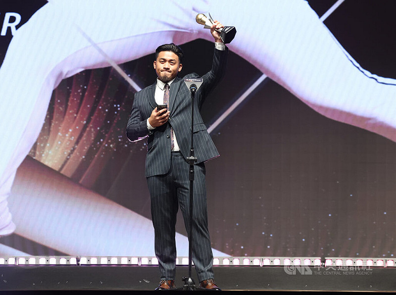 中華職棒左投李吳永勤（圖）今年轉戰富邦悍將，成為球隊牛棚主力，出賽數創個人新高來到56場，繳出15次中繼成功、防禦率2.76的成績，5日在中職頒獎典禮獲得年度最佳進步獎。中央社記者張新偉攝　114年11月5日   