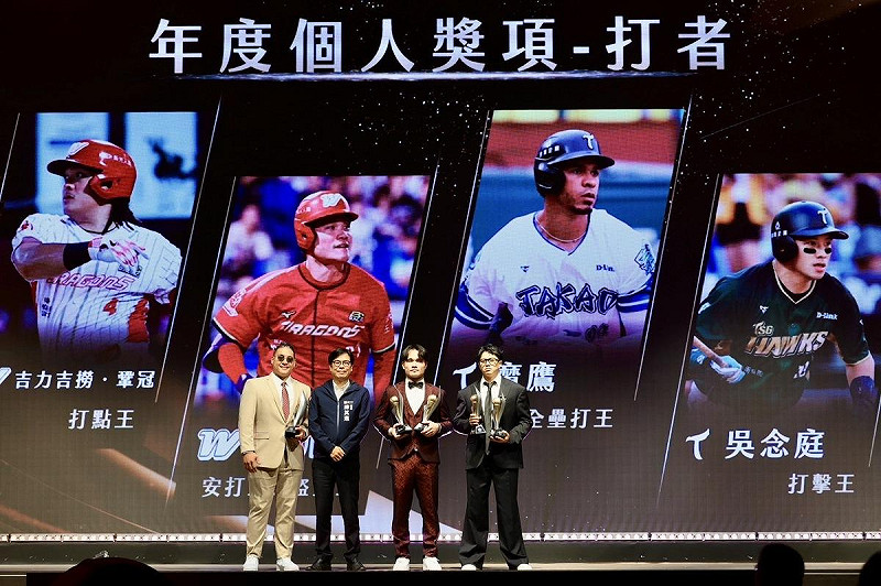 陳其邁(左二)出席中華職棒頒獎典禮，頒發打者年度個人獎項。   圖：高雄市政府/提供