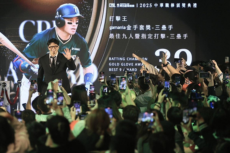 台鋼雄鷹吳念庭包辦「金手套獎-三壘手」、 「年度最佳九人暨指定打擊」、「打擊王」，全場最風光。   圖：高雄市政府/提供