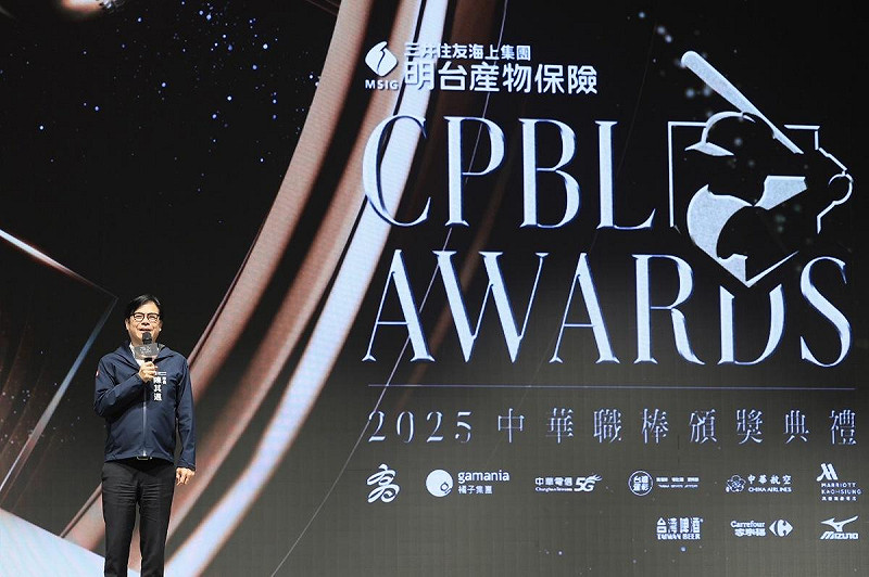 陳其邁出席頒獎典禮，特別向所有球員、球迷致敬，也祝福下個球季大放異彩、締造佳績。   圖：高雄市政府/提供