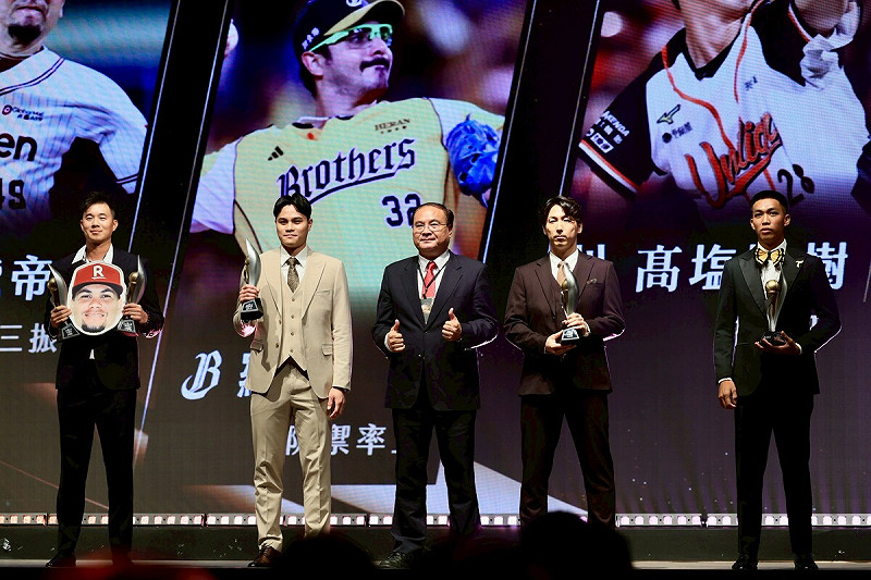 台灣運彩首席顧問蔡明哲(中)頒發年度投手獎項。   圖：高雄市政府/提供