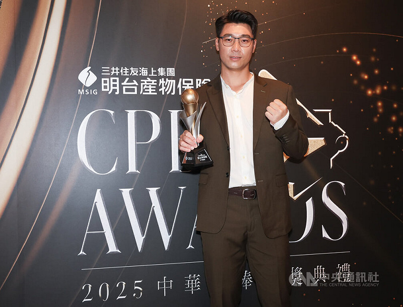 中華職棒中信兄弟39歲投手李振昌（圖）克服車禍傷痛找回身手，5日在中職頒獎典禮獲頒東山再起獎，他也提到近年表現起起伏伏，感謝球團的包容支持和協助，感謝家人的理解，雖然不知道還能當球員幾年，但會繼續努力。中央社記者張新偉攝　114年11月5日   