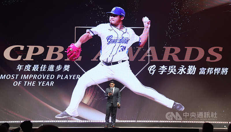 左投李吳永勤（圖）本季轉戰中華職棒富邦悍將，在悍將傷兵頻傳情況下，把握機會填補空缺，化身重要牛棚戰力，5日在中職頒獎典禮榮獲年度最佳進步獎肯定。中央社記者張新偉攝　114年11月5日   