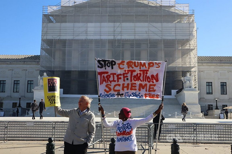 美國最高法院5日進行言詞辯論，審理美國總統川普是否有權依法加徵關稅。圖為民眾在最高法院前抗議關稅政策。 中央社記者鍾佑貞華盛頓攝　114年11月6日   圖：中央社提供