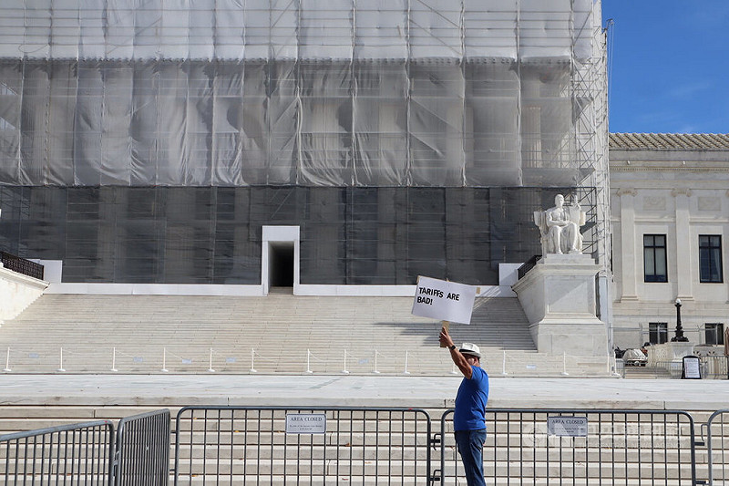 美國最高法院5日就美國總統川普是否有權依法加徵關稅進行約2.5小時的辯論。圖為民眾在最高法院外舉牌抗議關稅政策。中央社記者鍾佑貞華盛頓攝　114年11月6日   圖：中央社提供