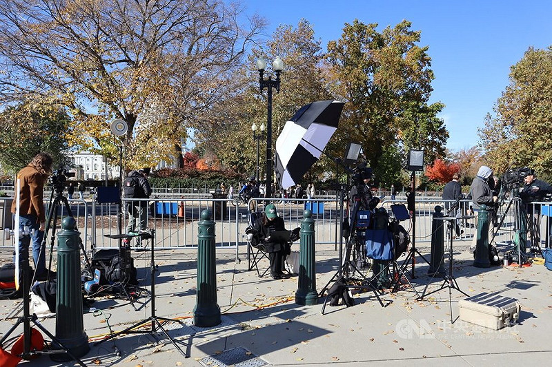 美國最高法院5日就川普「對等關稅」的合法性展開激辯，媒體到場守候採訪。中央社記者鍾佑貞華盛頓攝 114年11月6日   圖：中央社提供