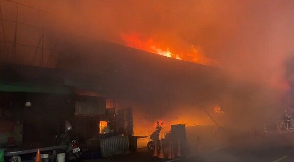 桃園南門市場發生火警。   圖：消防局提供