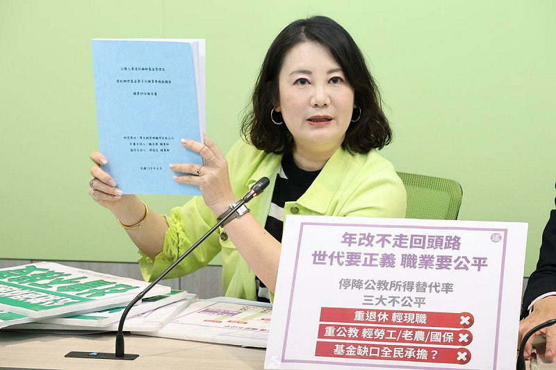 吳思瑤指出，立院上演反年改鬧劇，「週休7日月領7萬」看在市井小民眼裡是奢望，藍白政客卻說不夠要更多！他們只在乎李來希們所代表的鐵票。   圖：取自吳思瑤臉書