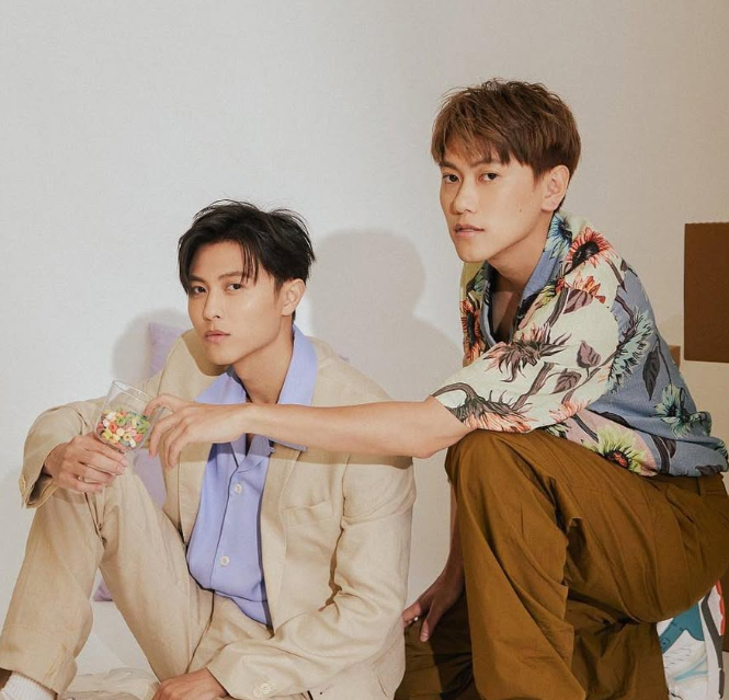 王子(左)近期捲入不倫風波，毛弟(右)行程也疑似受到影響。   圖：翻攝自毛弟IG