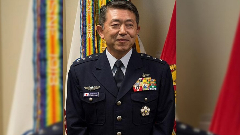 台灣行政院所聘請的顧問日本自衛隊前航空幕僚長、「空將」岩崎茂，他服役時的制服階級章有三顆星，若自衛隊階級稱呼改革，他就是「大將」（上將）。   圖 : 翻攝矢板明夫臉書