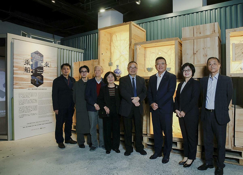 左起故宮數位資訊室主任、策展人、莊靈夫婦、故宮院長、陽明海運董事長、陽明海運文化基金會董事長、陽明海運文化基金會執行長林宜正。   圖：陽明海運提供