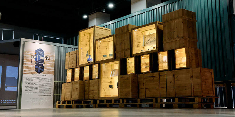 陽明海運文化基金會與國立故宮博物院即日起共同舉辦《乘船而來──封存、遞送與那些未曾中斷的美好》展覽。展覽以陽明海運的歷史淵源為起點，回望1948至1949年間故宮文物渡海來台的航程，並延伸至當代全球航運與文化傳遞的精神脈絡。   圖：陽明海運提供