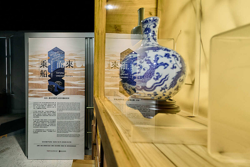 陽明海運文化基金會與國立故宮博物院即日起共同舉辦《乘船而來──封存、遞送與那些未曾中斷的美好》展覽。展覽以陽明海運的歷史淵源為起點，回望1948至1949年間故宮文物渡海來台的航程，並延伸至當代全球航運與文化傳遞的精神脈絡。   圖：陽明海運提供