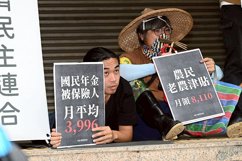 經民連指出，30萬農民月領8,110元老農津貼。150萬國民年金請領者，平均月領3,996元，其中依B式請領者近40萬人月領僅1,044元。   圖：台灣經濟民主連合提供