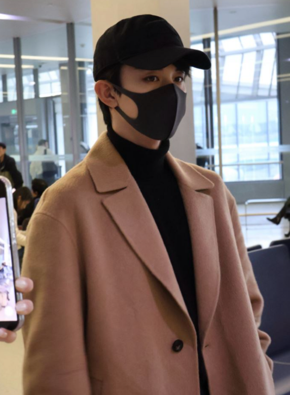有粉絲曬出郭俊辰昨日戴口罩現身機場跟粉絲打招呼的影片駁斥傳聞。   圖：翻攝自Threads