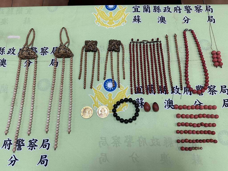 宜蘭縣南方澳進安宮珊瑚媽祖身上的黃金及珊瑚珠5日遭竊，損失新台幣2000多萬元。警方6日表示，涉案2名嫌犯已落網，並追回失竊珠寶。（警方提供）中央社記者沈如峰宜蘭縣傳真　114年11月6日   